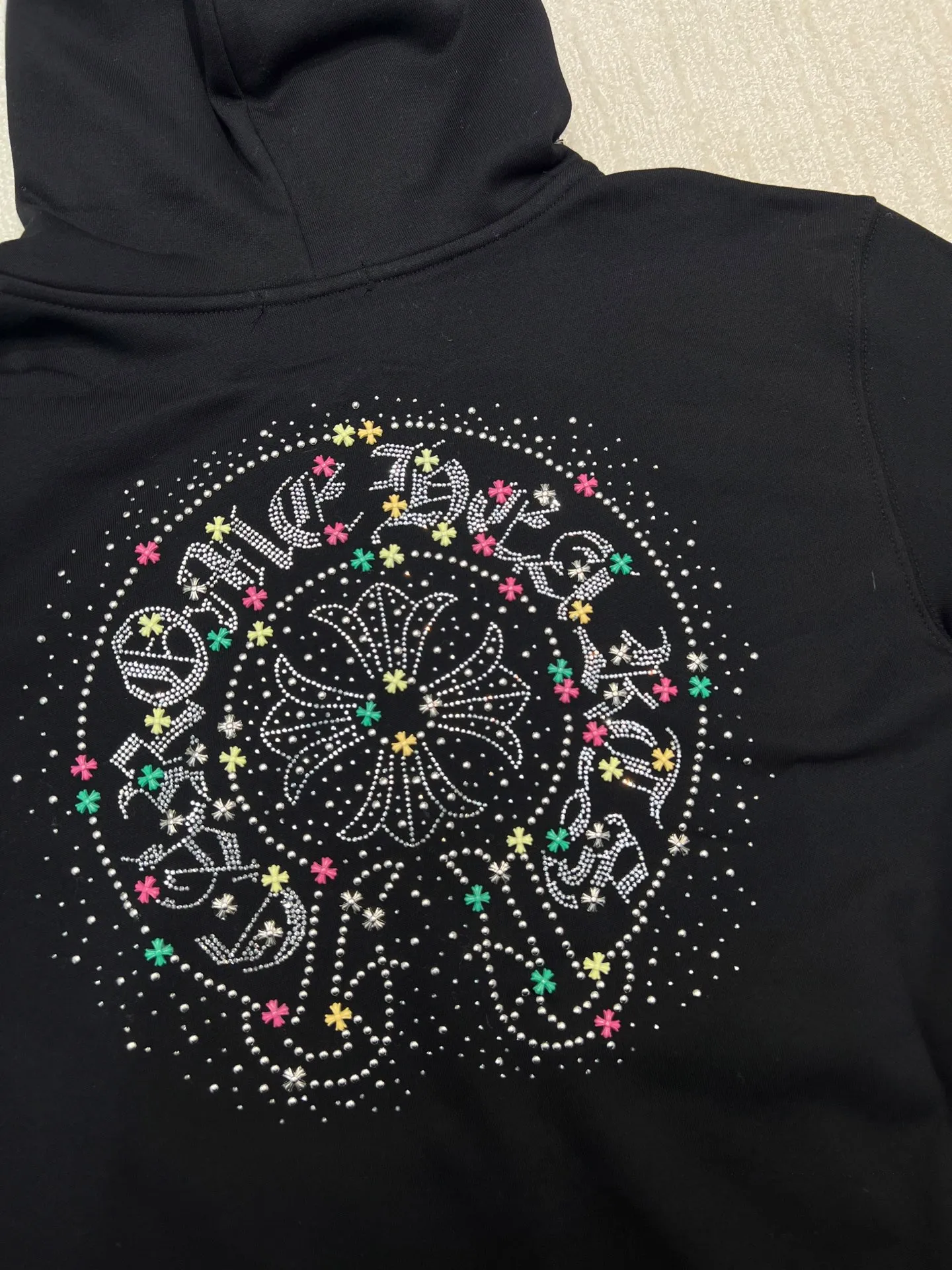 P370 𝗖𝗵𝗿𝗼𝗺𝗲 𝗛𝗲𝗮𝗿𝘁𝘀Cro Heart Catwalk style pure cotton terry zipper hooded jacket. High weight cotton double yarn 380g large terry fabric, fixed and dyed matching ribs, top-notch workmanship, customized full set of accessories, clear letters and perfect restoration without difference. The perfect combination of the hot-drilling process and the high-temperature hot-pressing multi-colored Sanskrit cross process enables precise needle placement! All wiring is special machine chain double wire, absolutely high quality craftsmanship!  Size: M L XL XXL